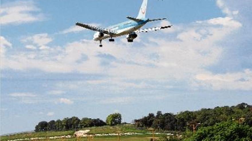 El vol de Thomson procedent de Londres aterrant a la pista de l&#039;aeroport de Vilobí d&#039;Onyar.