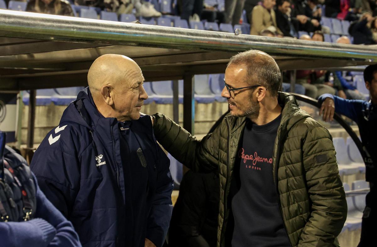 Claudio Barragán, entrenador del Eldense, y Beto Company, entrenador del Hércules, charlan en la previa al derbi del Rico Pérez.