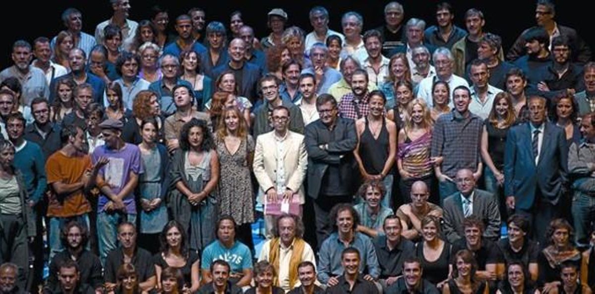 El director del TNC Sergi Belbel, amb americana blanca, amb els artistes de la nova temporada, ahir a la tarda a l’escenari de la Sala Gran. El director del TNC Sergi Belbel, amb americana blanca, amb els artistes de la nova temporada, ahir a la tarda a l’escenari de la Sala Gran.