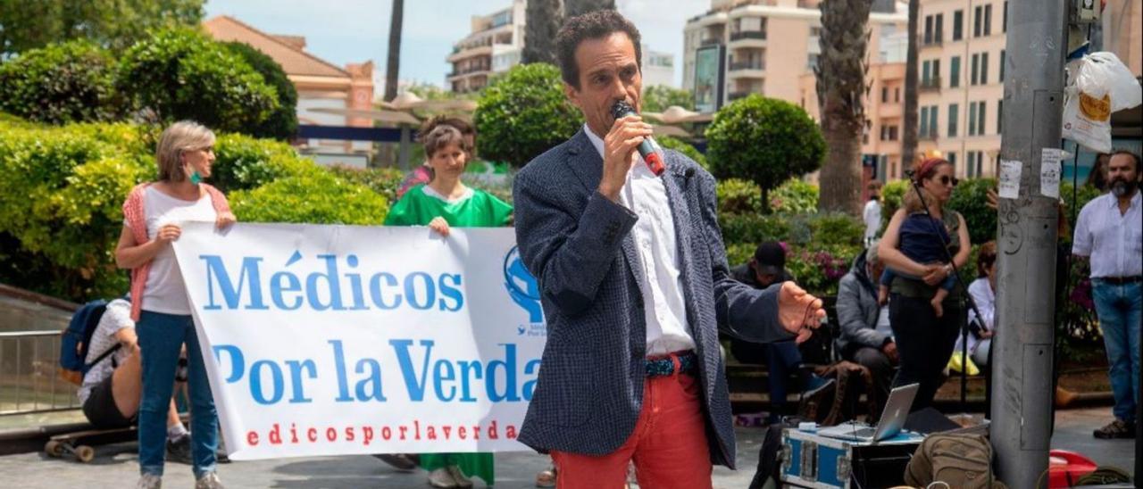 Ángel Ruiz-Valdepeñas, en una manifestación de Médicos por la Verdad. | GUILLEM BOSCH