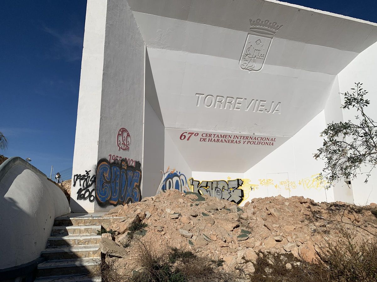La vegetación ha crecido sobre los montones de arenas extraídas de las excavaciones arqueológicas realizadas hace casi dos años