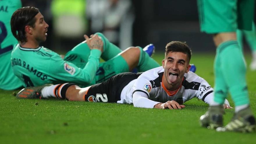 Ferran Torres, en una de las acciones del gran partido que firmó ante el Real Madrid.