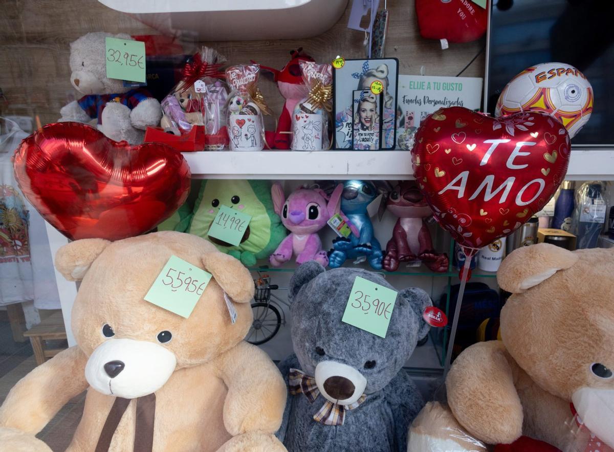 El escaparate de un comercio preparado para San Valentín.