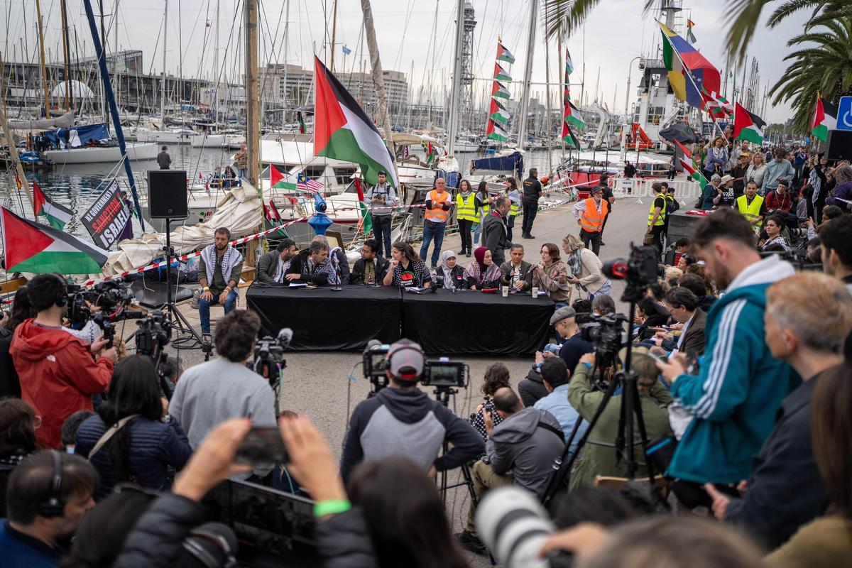 Miembros de la Global Sumud Flotilla, en el Moll de la Fusta de Barcelona, antes de zarpar en dirección a Gaza este domingo.