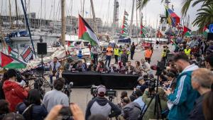 Miembros de la Global Sumud Flotilla, en el Moll de la Fusta de Barcelona, antes de zarpar en dirección a Gaza este domingo.