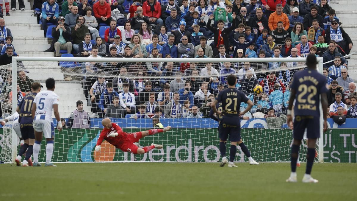 Uno de los tres penaltis decretados en el Leganés 3 - 3 Alavés, transformado por Joan Jordán.