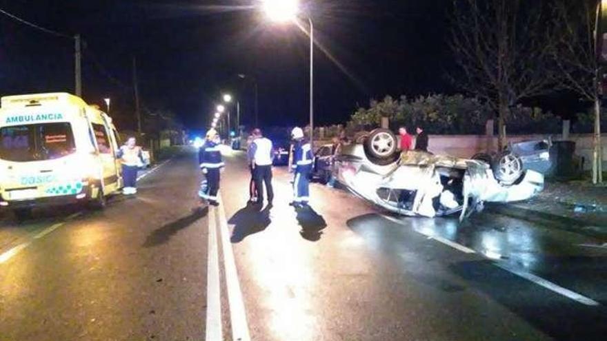 El vehículo volcado en la PO-308 en Areas. // Faro