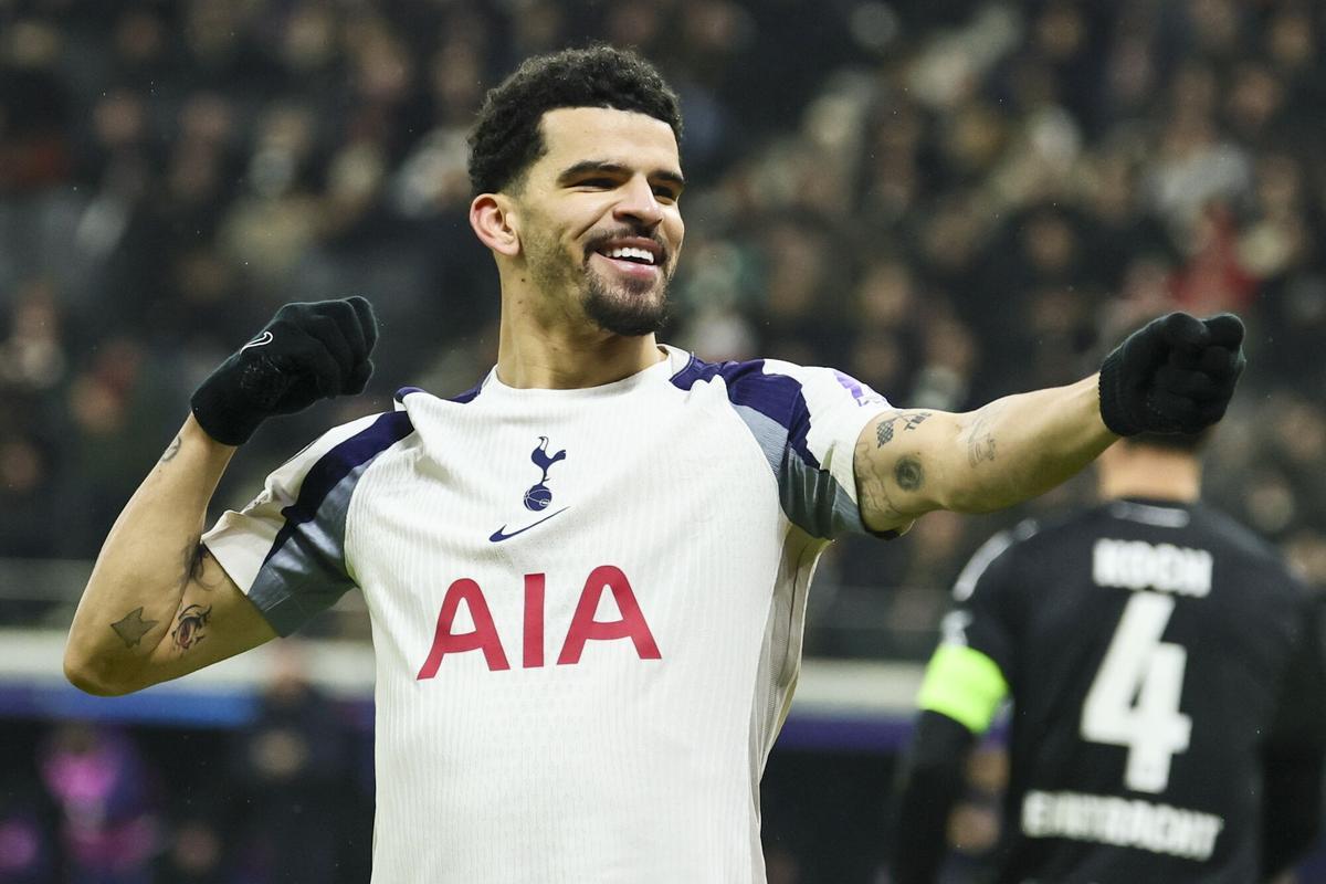 Dominic Solanke, del Tottenham, celebra un espectacular gol al City.