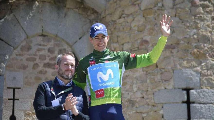 Rosón, en el podio, con el maillot verde, ayer.