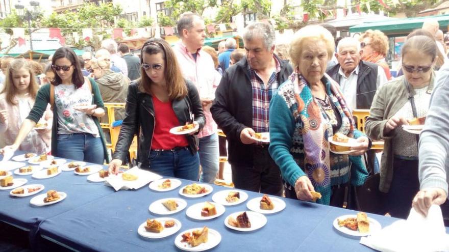 Asistentes degustando las boronas que concursaron el pasado año.