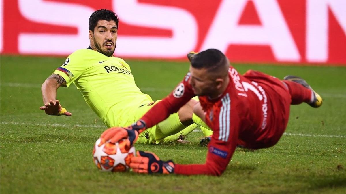 Anthony Lopes deteniendo el disparo de Luis Suárez