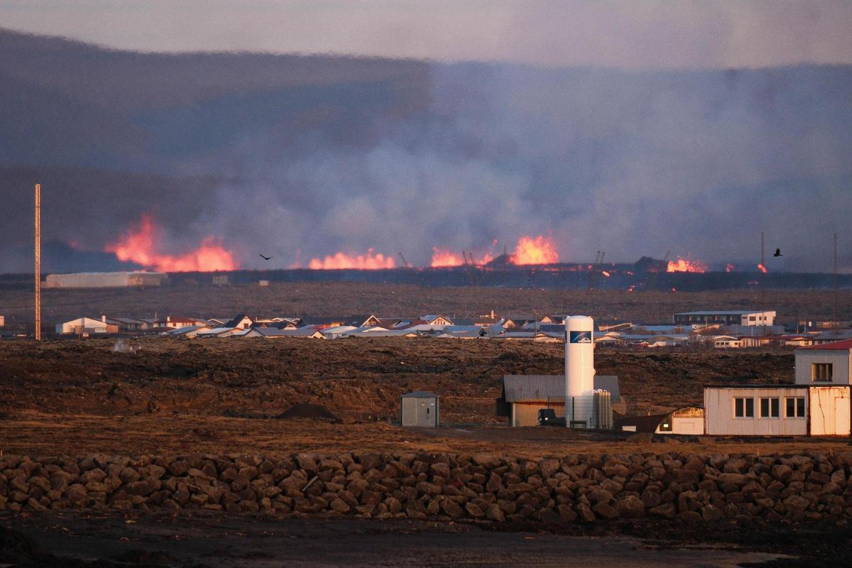 Islandia lucha por contener la lava del volcán en Grindavik