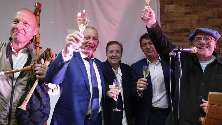 Un momento del brindis con «El Pravianu», Justo García, Lola Sánchez, Alfonso Pahino y Carlos M. Guardado alzando las copas.