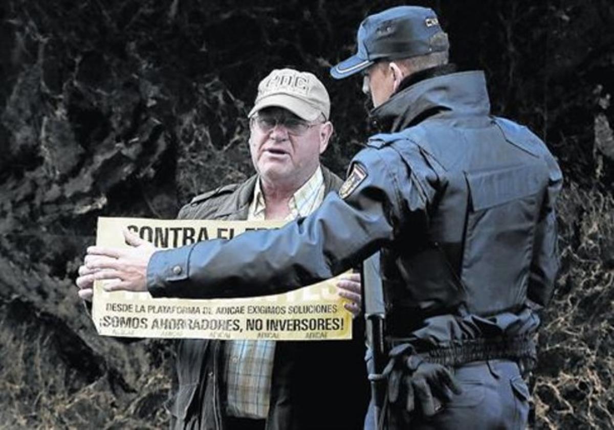 Un afectat per les preferents es manifesta davant l’Audiència Nacional