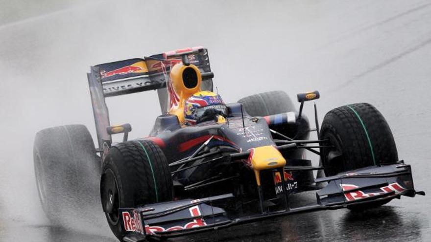 El piloto alemán de Fórmula Uno Sebastian Vettel, de Red Bull, se mantiene en primera posición al comienzo del Gran Premio de Fórmula Uno de China, en el circuito internacional de Shaghai (China), el 19 de abril de 2009. EFE/Jens Buettner