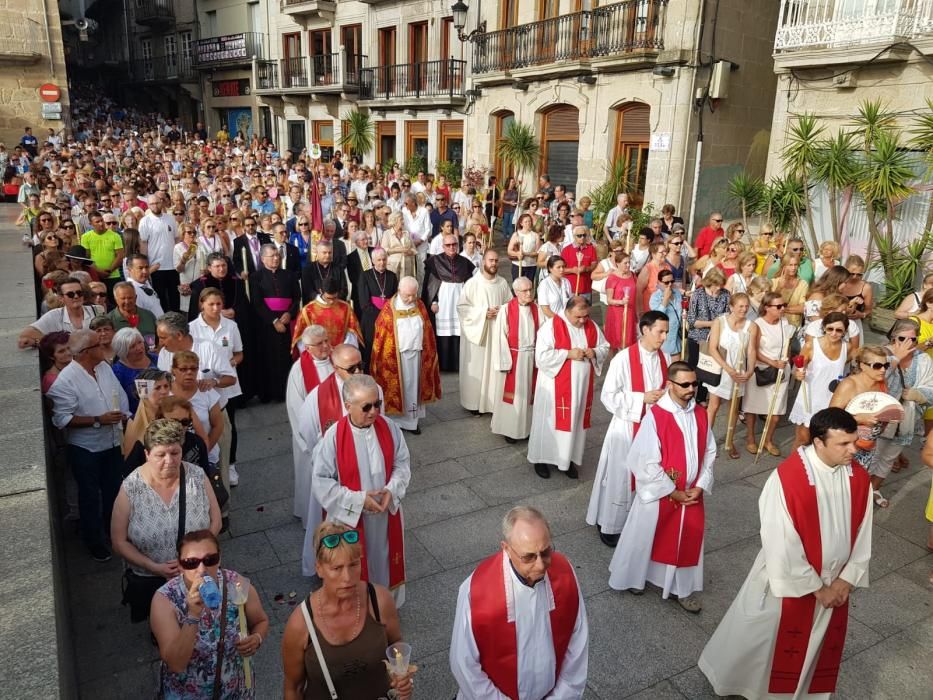 Miles de fieles acompañan a la imagen del nazareno en la tradicional procesión por el centro de la ciudad con principio y final en la Colegiata.