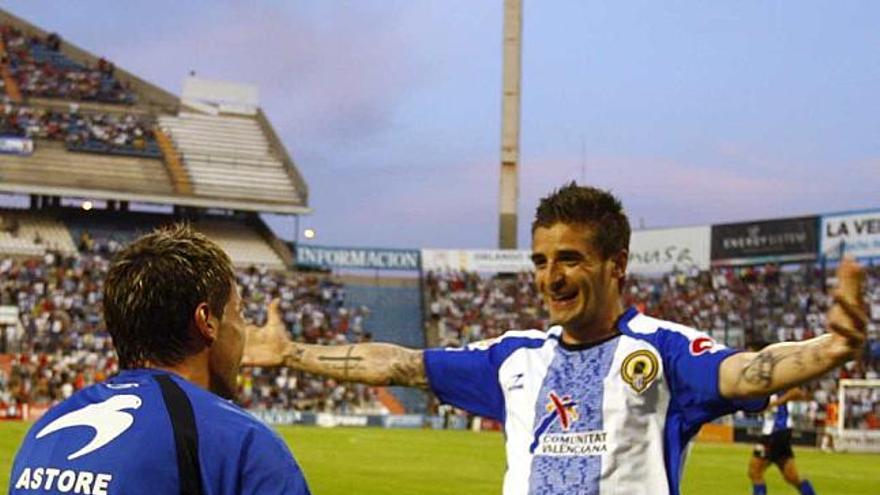 Portillo corre a abrazarse con Cristian tras anotarle un gol al Albacete.