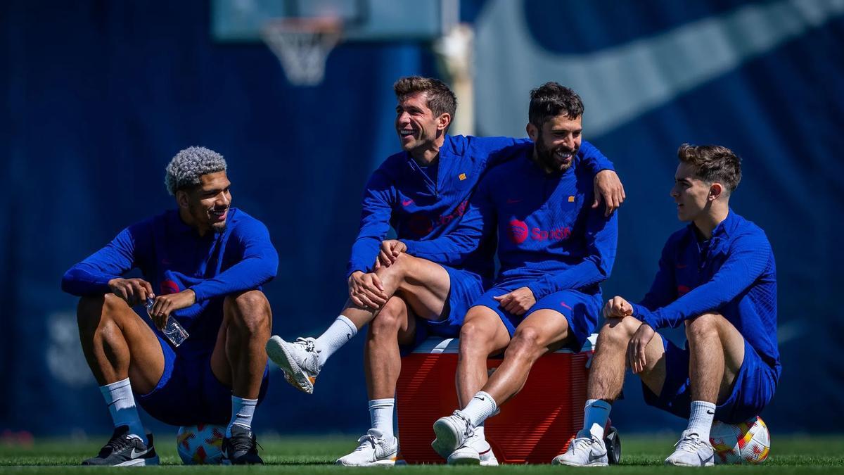 Araujo, Roberto, Alba y Gavi, relajados en el entrenamiento.
