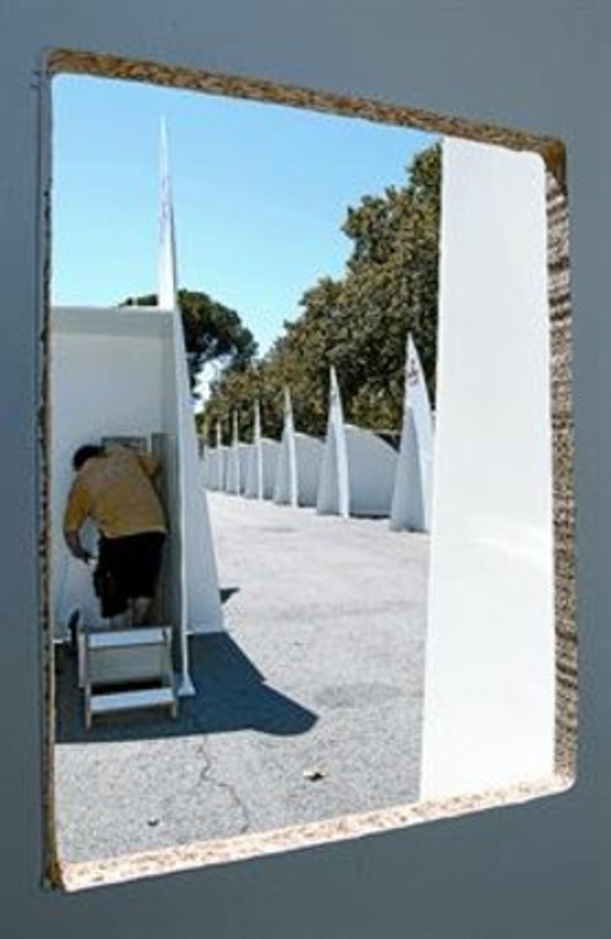 Un operari munta un dels confessionaris a El Retiro, ahir. Un operari munta un dels confessionaris a El Retiro, ahir.