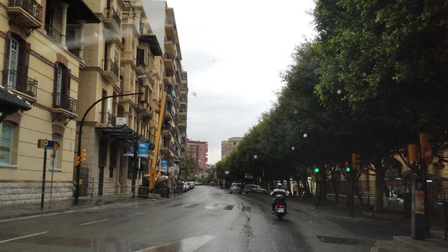 La foto, tomada el domingo desde un coche, nos desvela un paseo de Reding que bien podría corresponder al del amanecer del 1 de enero, aunque sin la presencia de grupos de jóvenes somnolientos o andando, levemente, en zigzag. Por ningún lado suenan los valses de Viena, anuncio esperanzador del Año Nuevo. Estamos en marzo en medio de una epidemia. Paciencia, tesón y solidaridad.