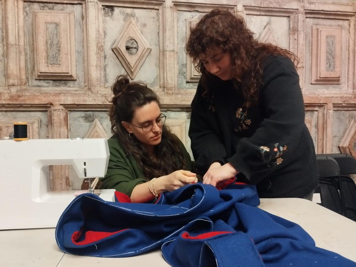 Por la izquierda, Aída Celemín atiende la explicación de Raquel Vega.