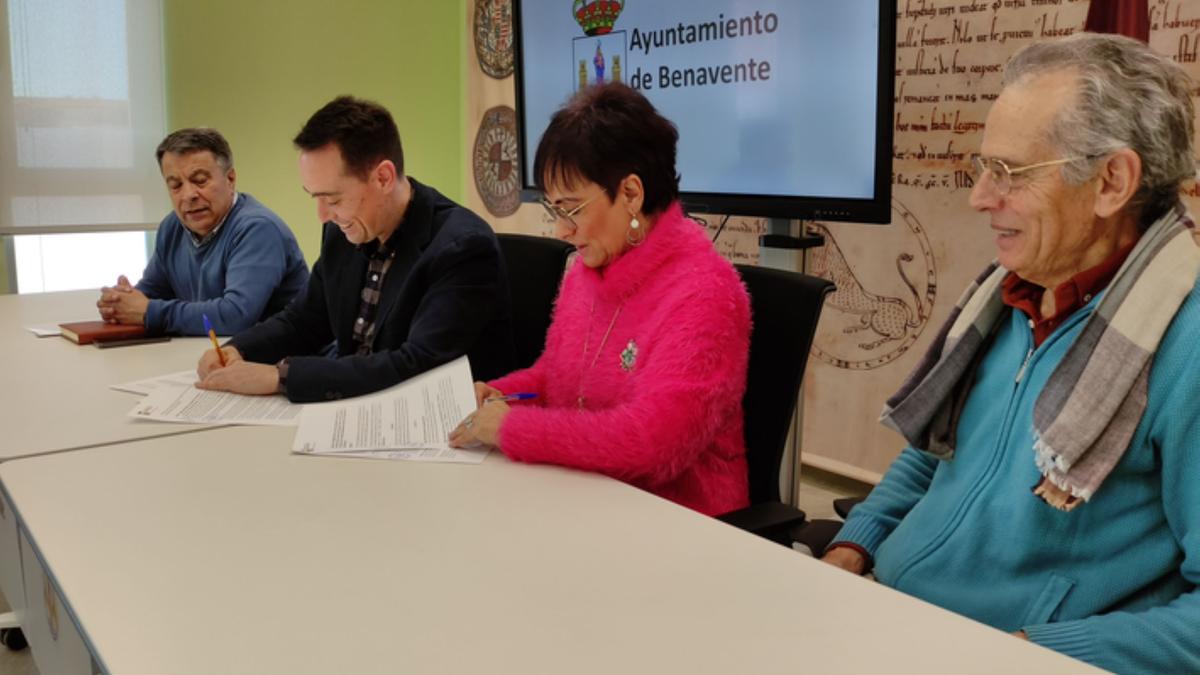 Firma del convenio de colaboración entre La Tartana y el Ayuntamiento de Benavente. | E. P.