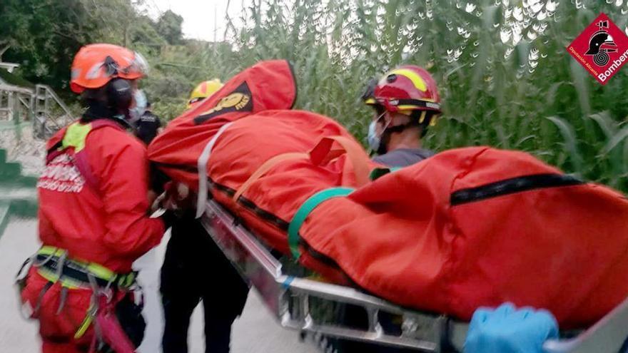 Un momento del rescate del joven herido.