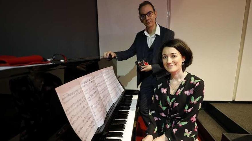 Noelia Rodiles y Manuel Martínez Burgos, ayer, ante el piano del Club Prensa Asturiana.