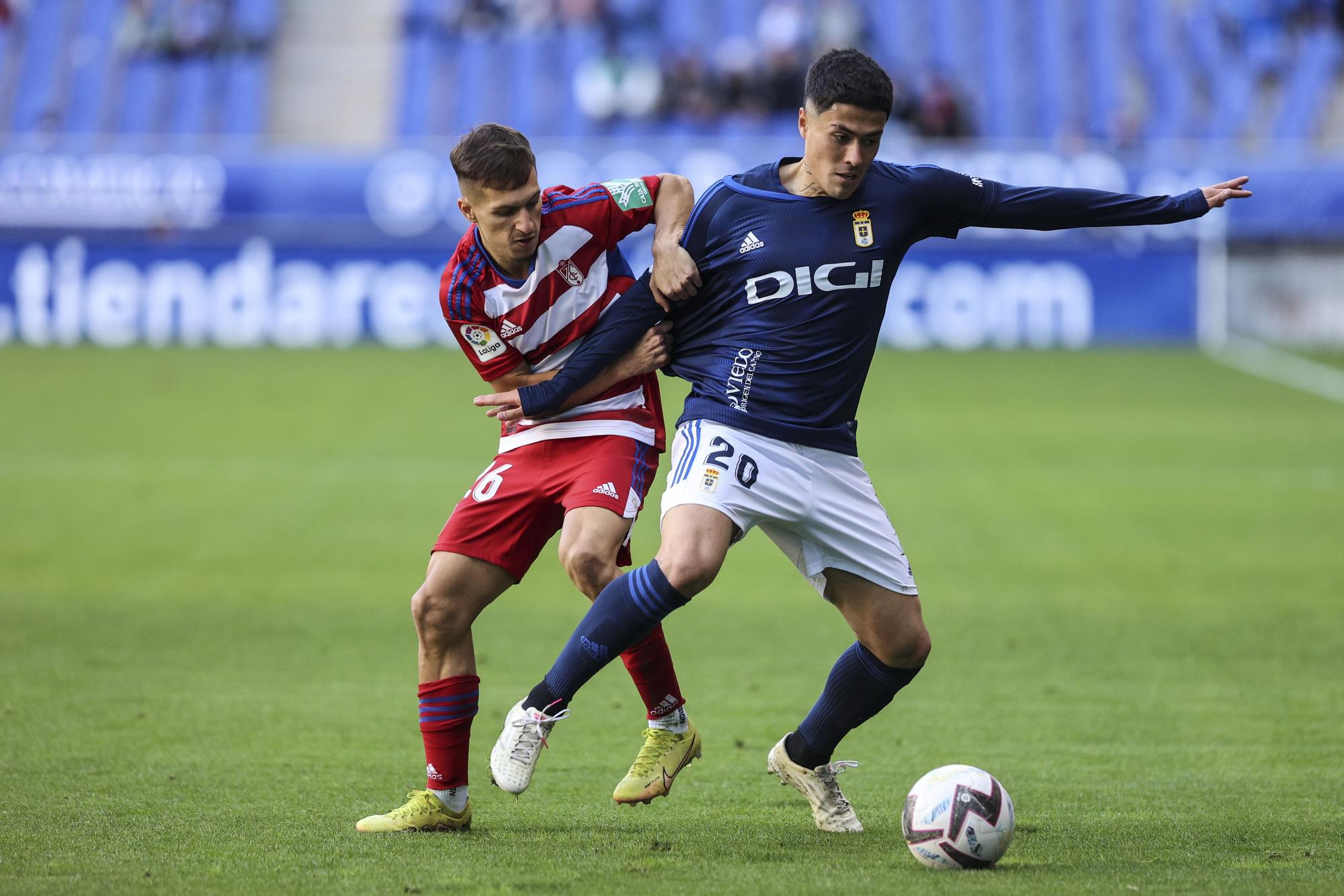 En imágenes: así fue el encuentro entre Real Oviedo y Granada en el Tartiere