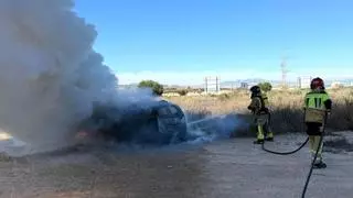 Hallan el cadáver de un hombre calcinado dentro de un coche en llamas junto a un centro comercial de Mazarrón