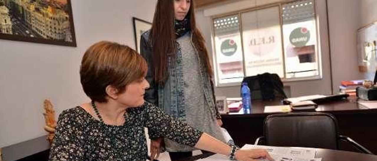 Elisabeth Ortega, psicóloga, y Lucía Fernández, trabajadora social, en el centro RED de Mieres.