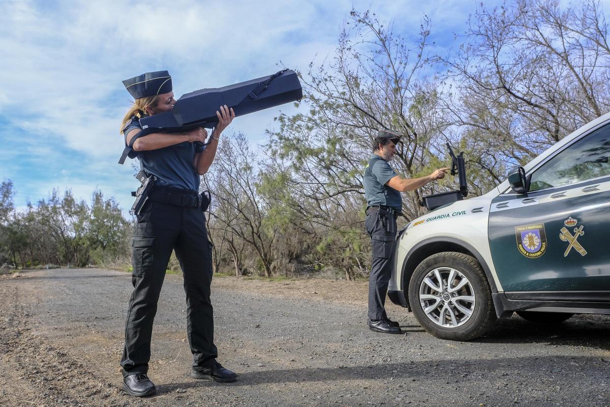 Un agente de la Guardia Civil utiliza en Gando un fusil antidrón que neutraliza e inhibe señal del artefacto.