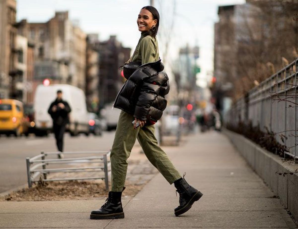 Street style en Nueva York, plumas negro charol