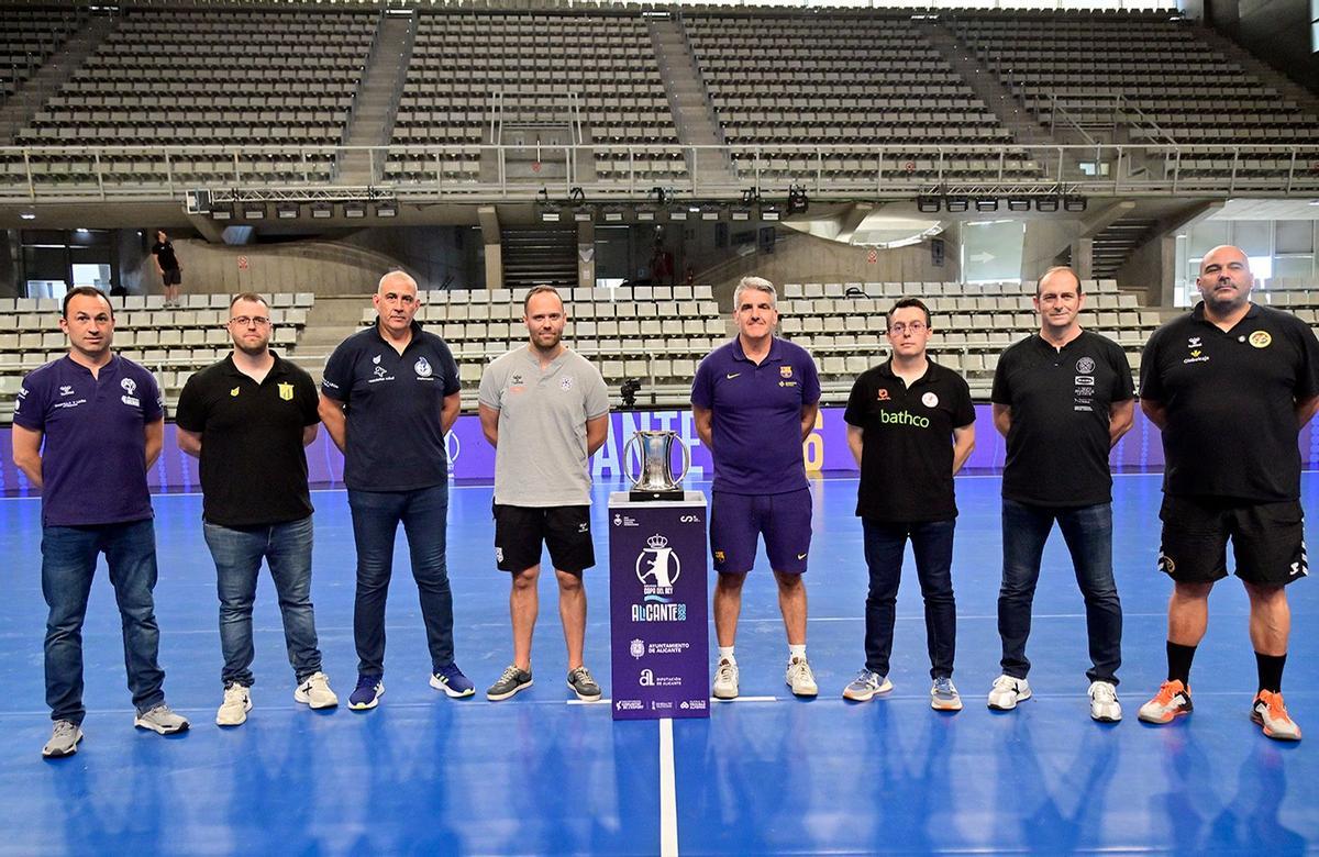 Los entrenadores de los ocho equipos de la Copa posan junto al trofeo