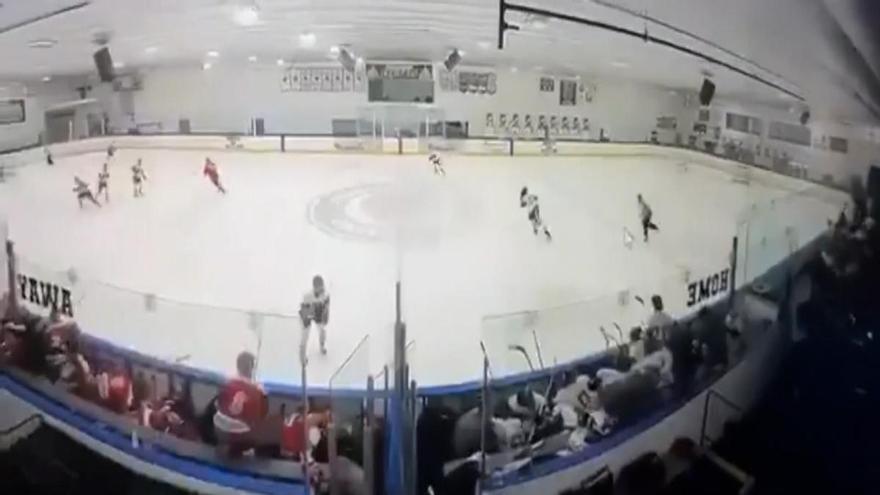 El momento en el que un tiroteo en un partido de hockey acaba con tres muertos y dos heridos