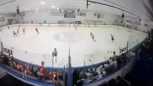 El momento en el que un tiroteo en un partido de hockey acaba con tres muertos y dos heridos