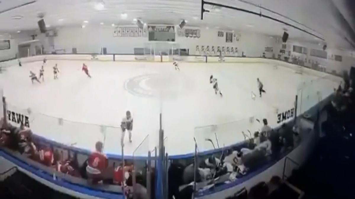 El momento en el que un tiroteo en un partido de hockey acaba con tres muertos y dos heridos