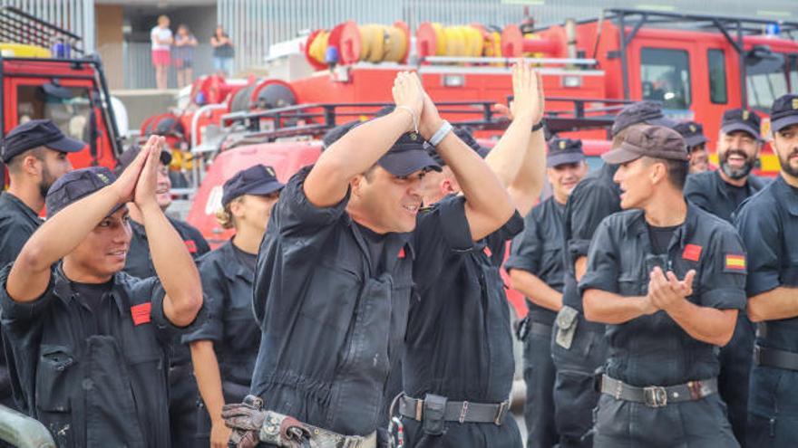 Los militares de la UME bailan el Baby Shark con los niños de Orihuela