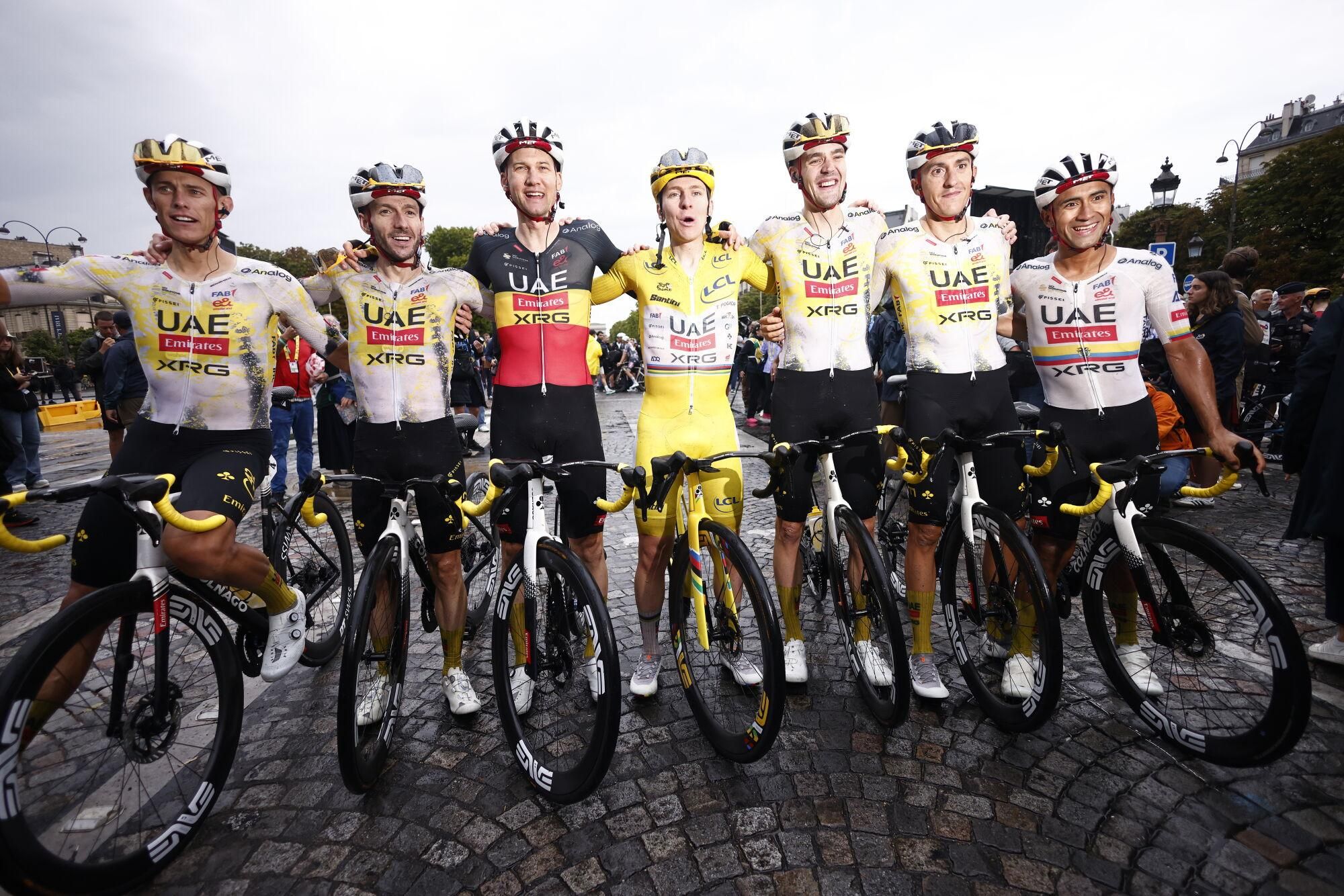 Paris (France), 27/07/2025.- Yellow Jersey overall leader Slovenian rider Tadej Pogacar (C) of UAE Team Emirates and his teammates celebrate after the 21st and last stage of the Tour de France cycling race over 132.3km from Mantes-la-Ville to Paris, France, 27 July 2025. (Ciclismo, Francia) EFE/EPA/YOAN VALAT / POOL
