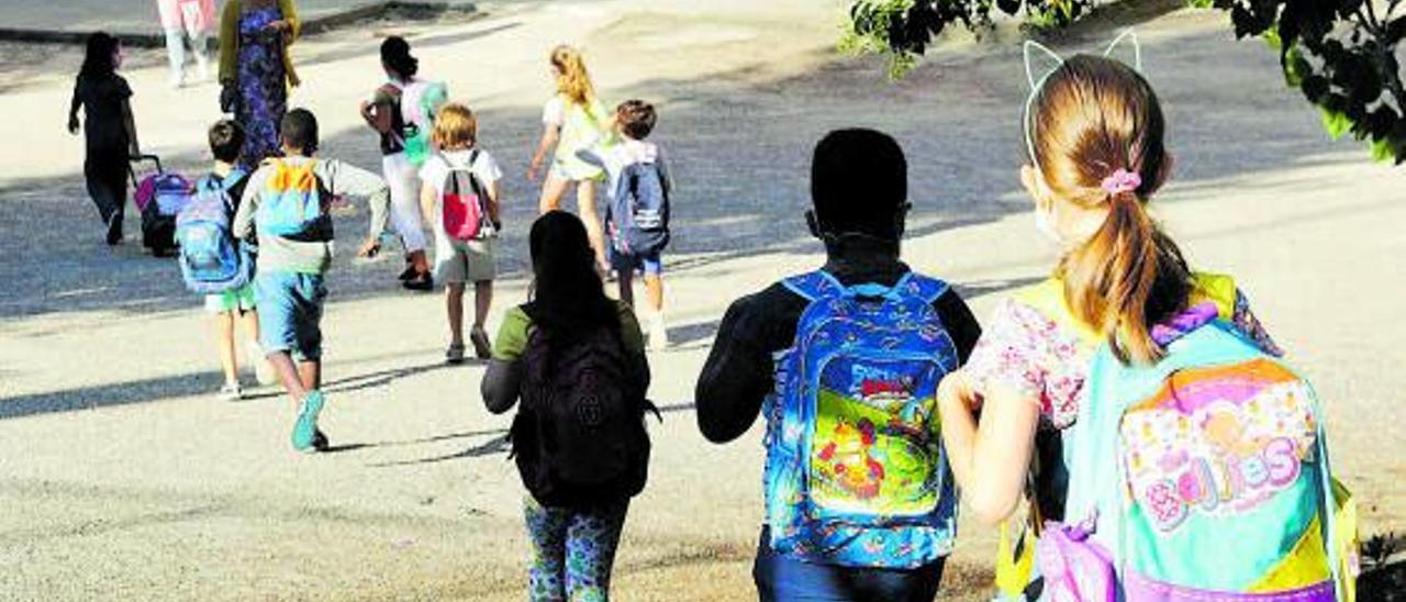 Varios niños se dirigen a su clase en un colegio gallego. |   // ALBA VILLAR