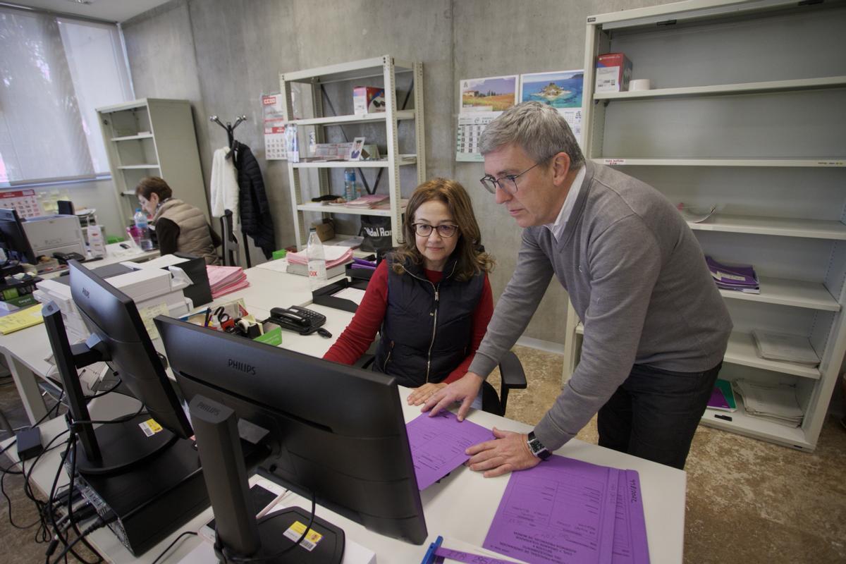 La funcionaria Alicia Rubio y el juez Hernández Pascual, en el Juzgado de la Discapacidad.