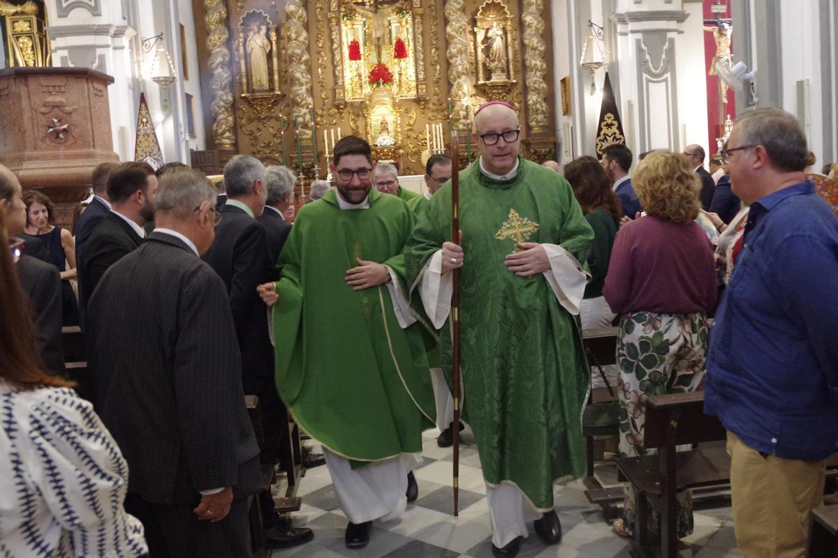 Toma de posesión del nuevo párroco de los Mártires, Isidro Calderón, en la Iglesia de San Juan