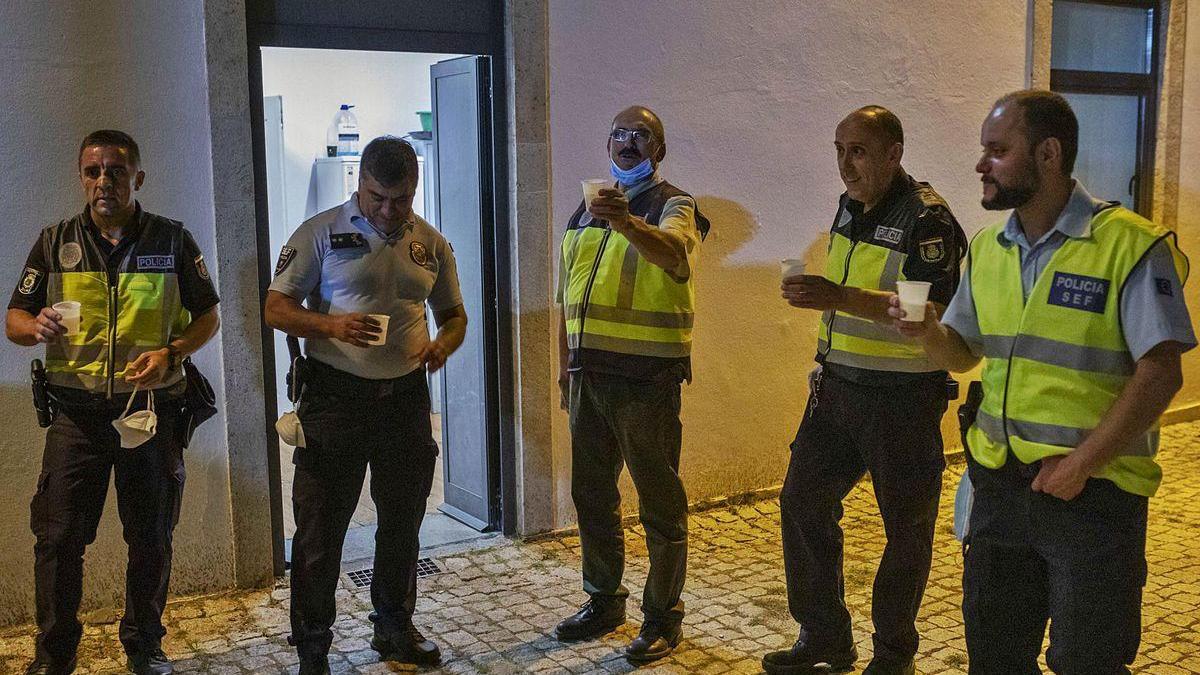 Un grupo de agentes españoles y portugueses realiza un pequeño brindis tras el fin del control en la frontera entre San Martín del Pedroso y Quintanilha.