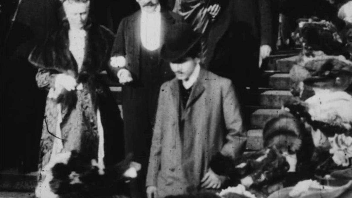 Fotograma de la película en la que se ha creído reconocer a Marcel Proust.