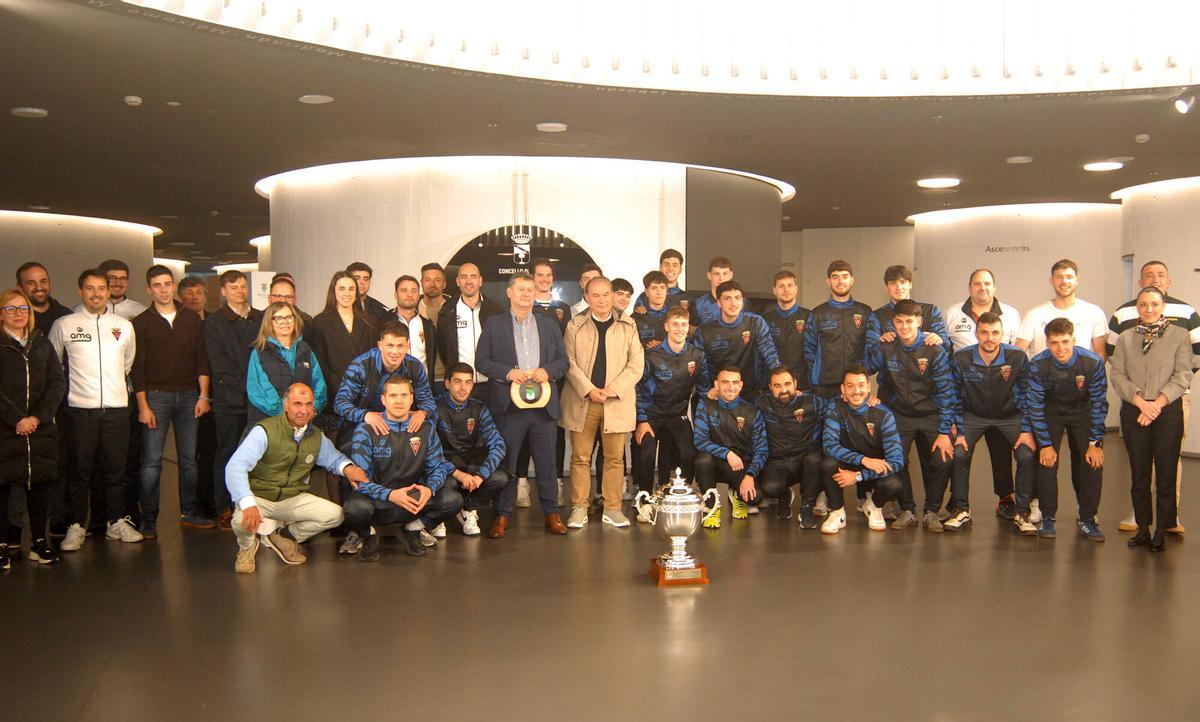 Foto de familia de la recepción al Lalín en el consistorio.