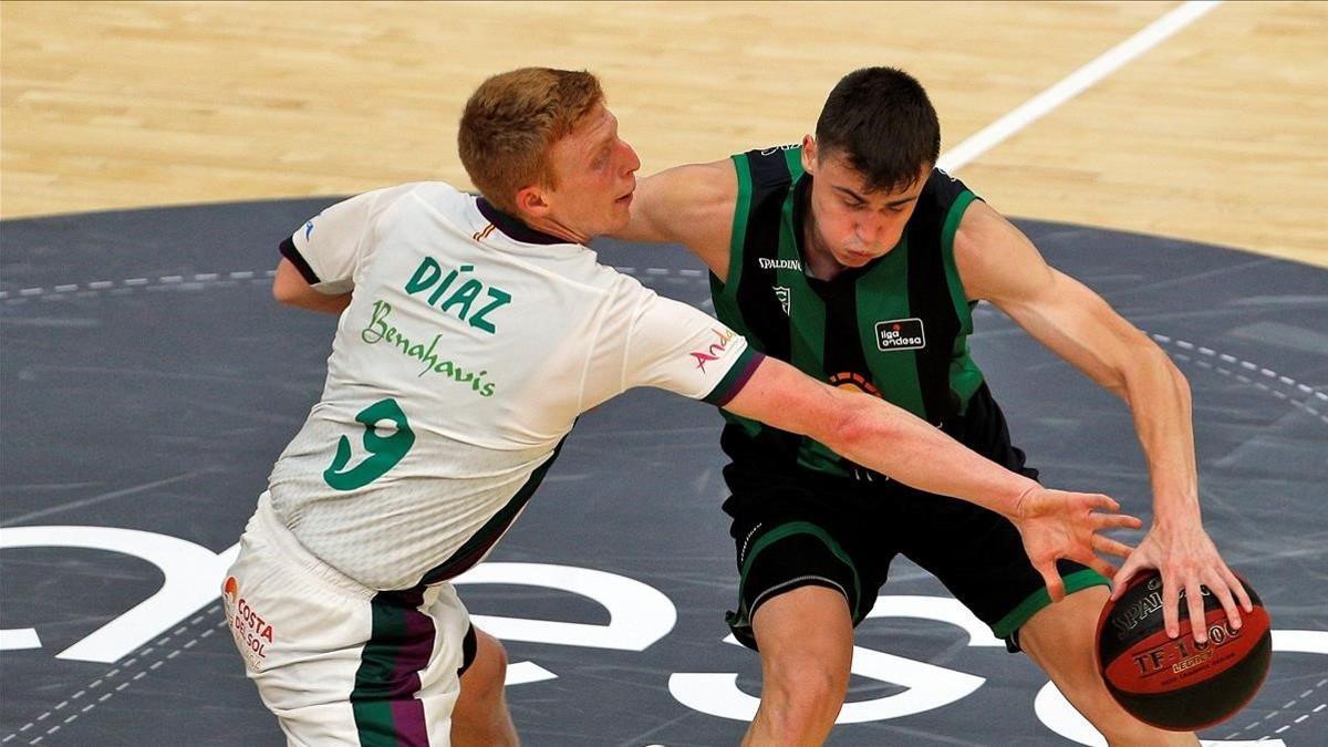 Alberto Díaz intenta robarle el balón al base verdinegro Dimitrijevic en una acción del partido