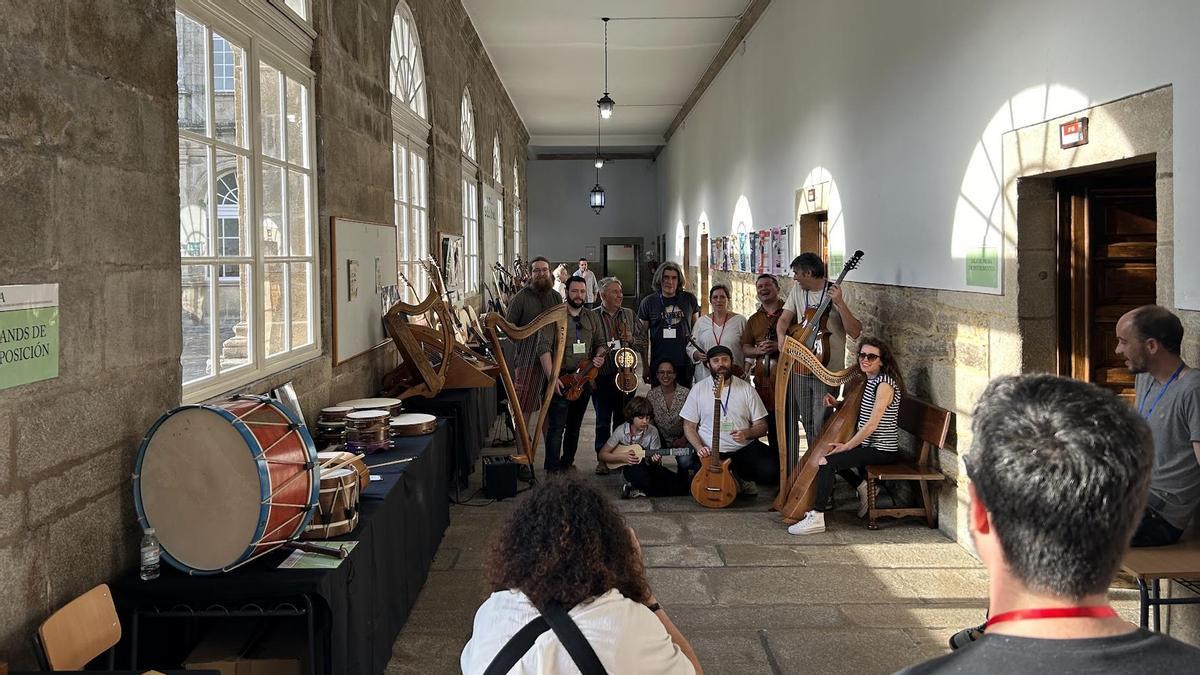 Participantes no encontro da luthería galega celebrado o ano pasado en Santiago.