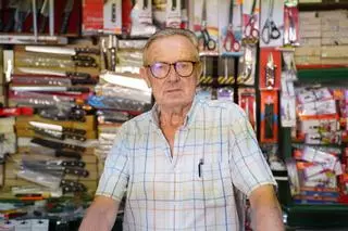 Enrique González, cuchillero de la calle Castilla reconocido en la Velá de Santa Ana: "Antes estaba todo lleno de comercios"