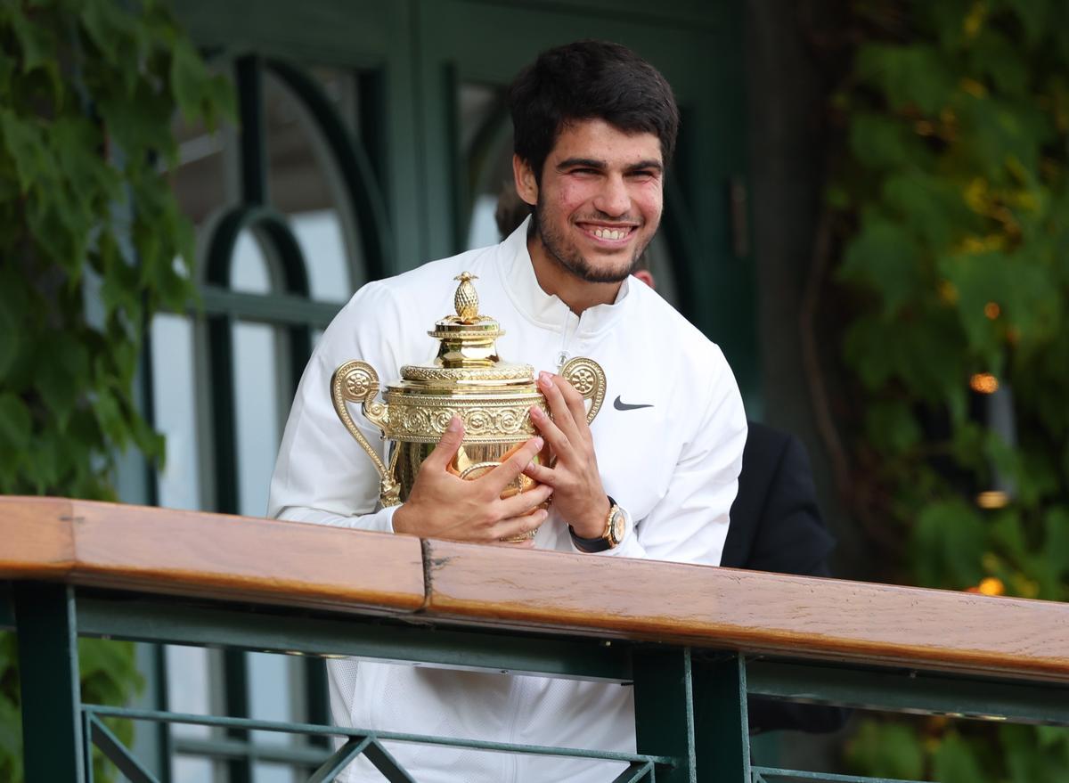 Carlos Alcaraz, con el trofeo de Wimbledon.