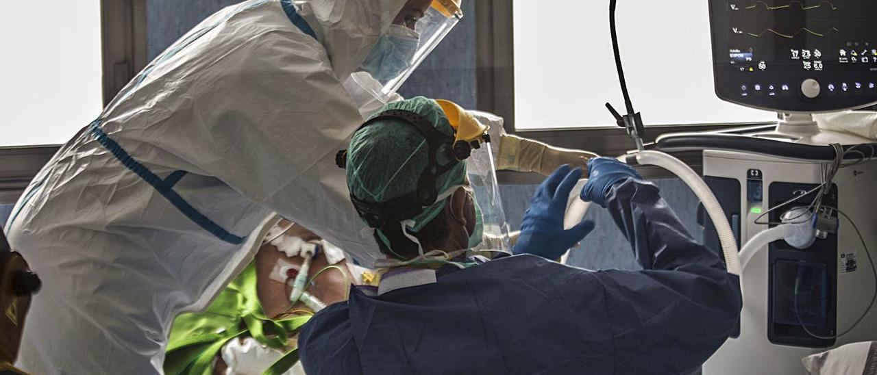 Pacientes en la UCI y camas preparadas en el vestíbulo del hospital de Sant Joan.